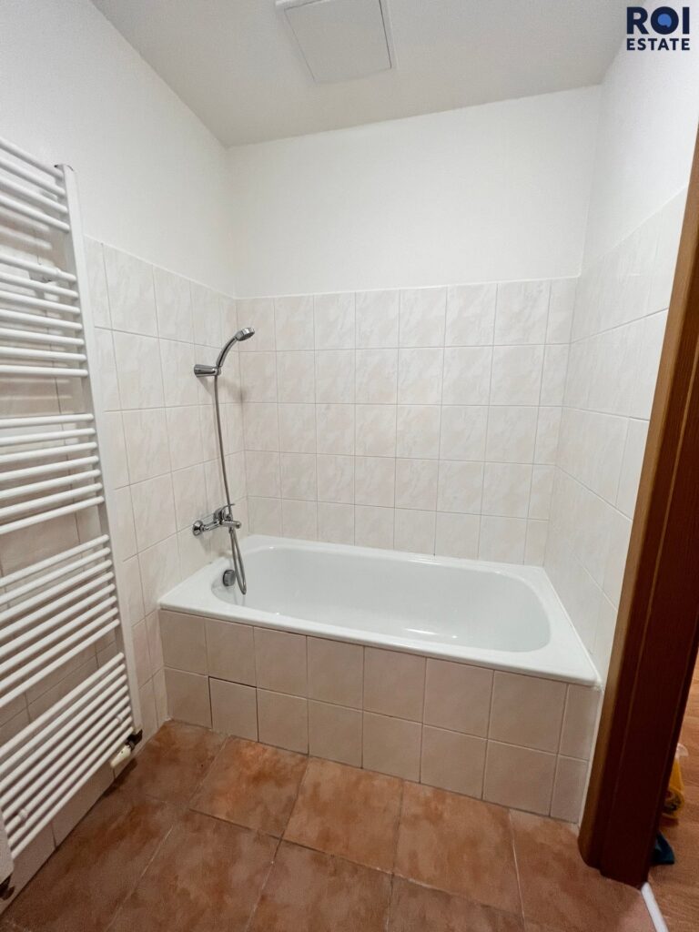 Prodej světlého bytu 1+kk s terasou, Klecany – V Honech