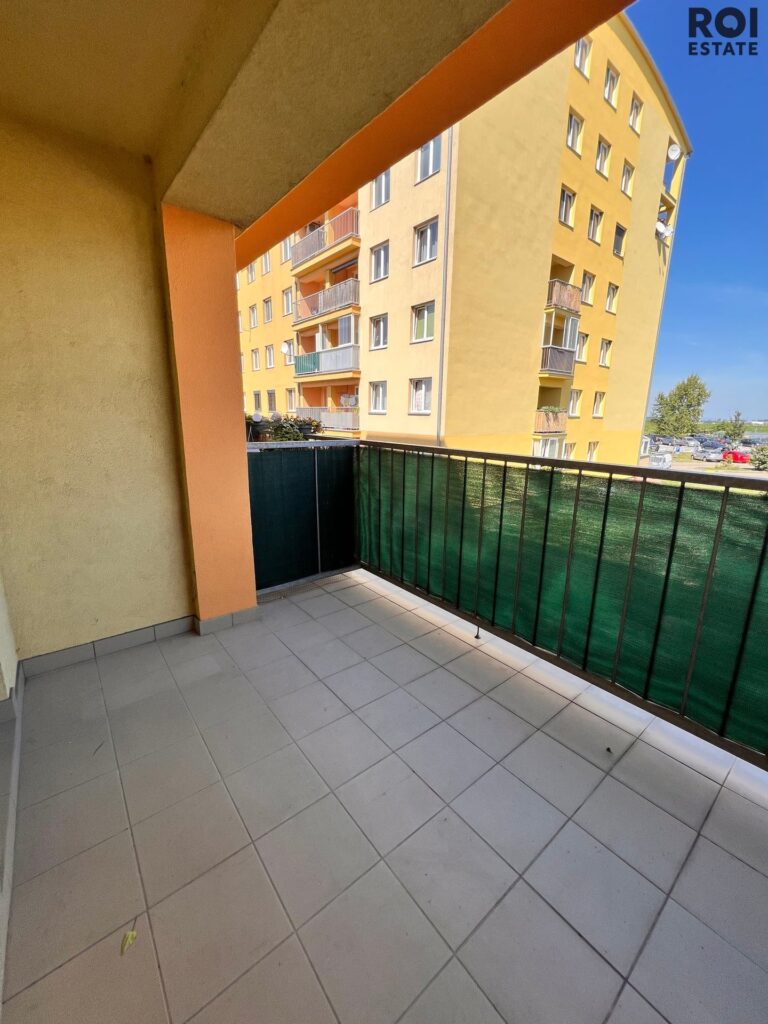 Prodej světlého bytu 1+kk s terasou, Klecany – V Honech