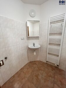 Prodej světlého bytu 1+kk s terasou, Klecany – V Honech