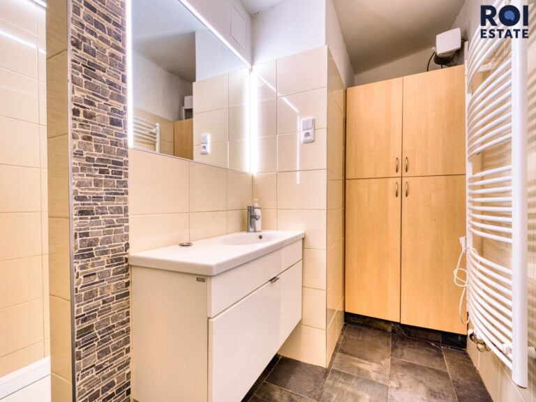 Pronájem bytu 2+kk, 77m² s terasou 16m², sklepem – 2m², Šlikova ul., volný od 1.5.