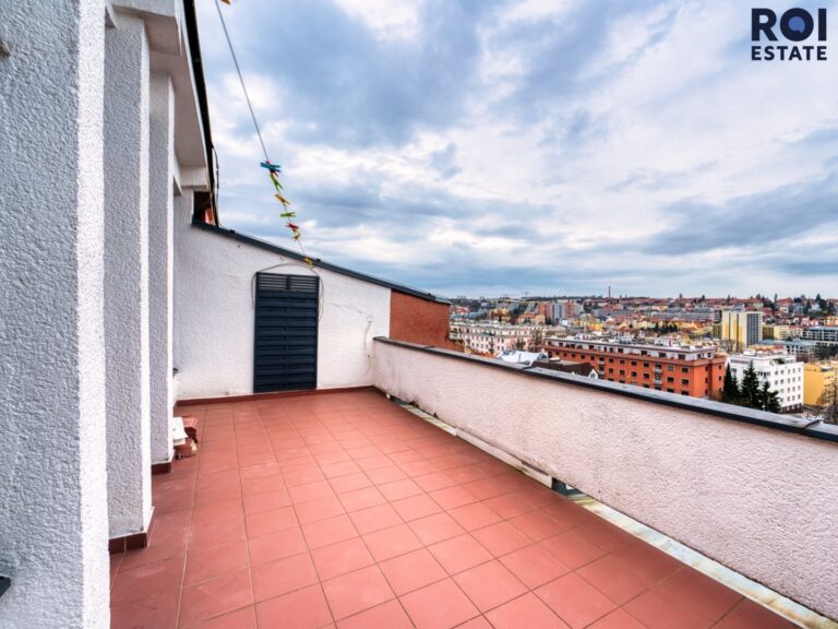 Pronájem bytu 2+kk, 77m² s terasou 16m², sklepem – 2m², Šlikova ul., volný od 1.5.