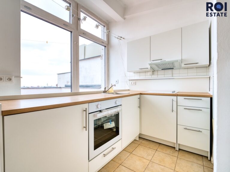 Pronájem bytu 2+kk, 77m² s terasou 16m², sklepem – 2m², Šlikova ul., volný od 1.5.