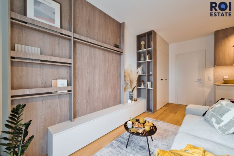 Pronájem designově vybaveného bytu 1+kk 39 m² s balkonem a garážovým stáním, Brno – moderní rezidence s wellness zázemím