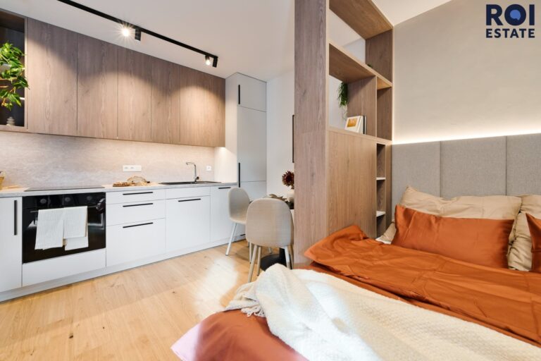 Pronájem designově vybaveného bytu 1+kk 39 m² s balkonem a garážovým stáním, Brno – moderní rezidence s wellness zázemím