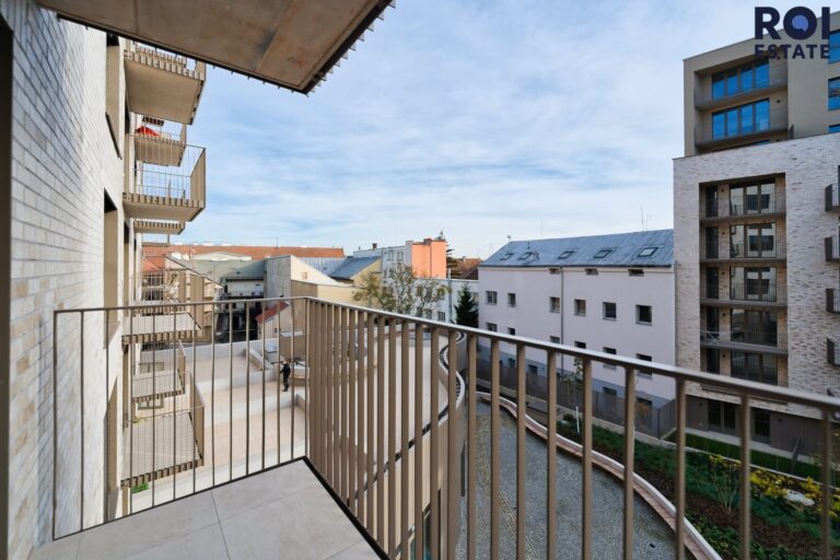 Pronájem designově vybaveného bytu 1+kk 39 m² s balkonem a garážovým stáním, Brno – moderní rezidence s wellness zázemím