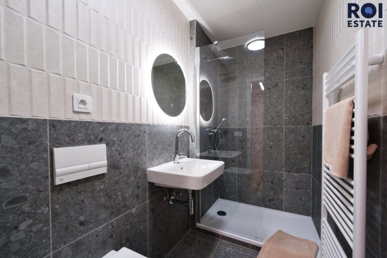 Pronájem designově vybaveného bytu 1+kk 39 m² s balkonem a garážovým stáním, Brno – moderní rezidence s wellness zázemím