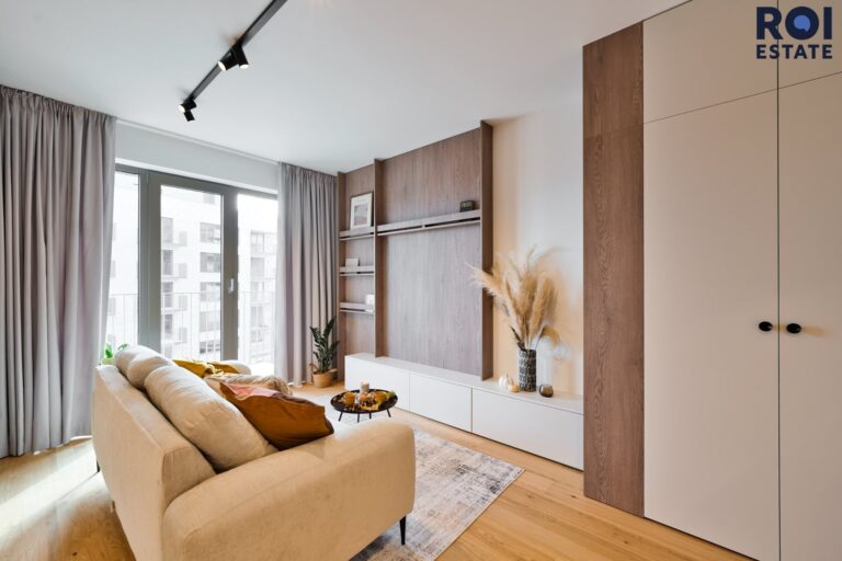 Pronájem designově vybaveného bytu 1+kk 39 m² s balkonem a garážovým stáním, Brno – moderní rezidence s wellness zázemím