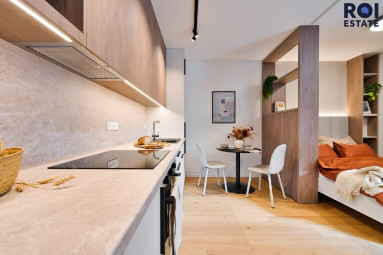 Pronájem designově vybaveného bytu 1+kk 39 m² s balkonem a garážovým stáním, Brno – moderní rezidence s wellness zázemím