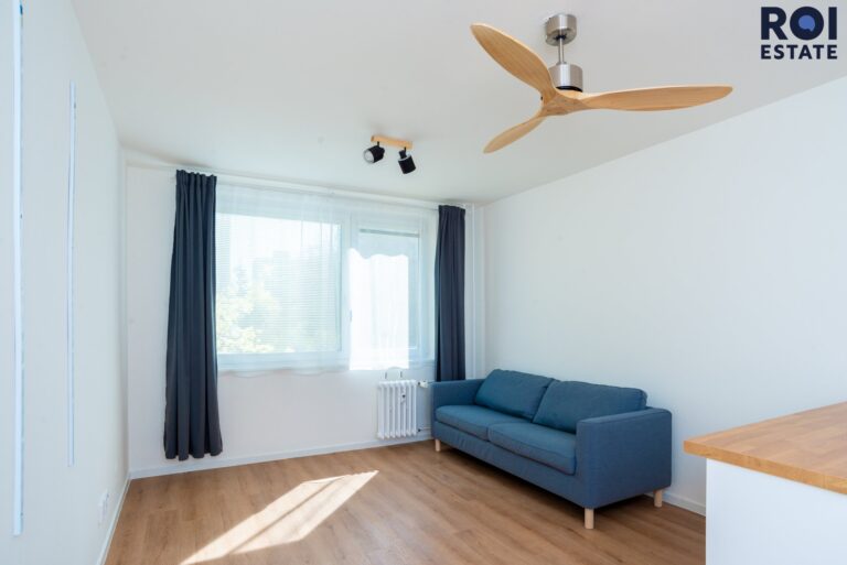 Designový a prosvětlený byt 1+kk s nádechem luxusu – Praha, Chodov