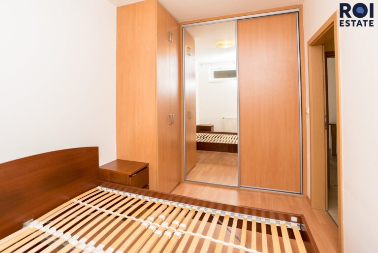 Rodinné bydlení snů: Prostorné 3+kk ve Vinoři s full-servisem!