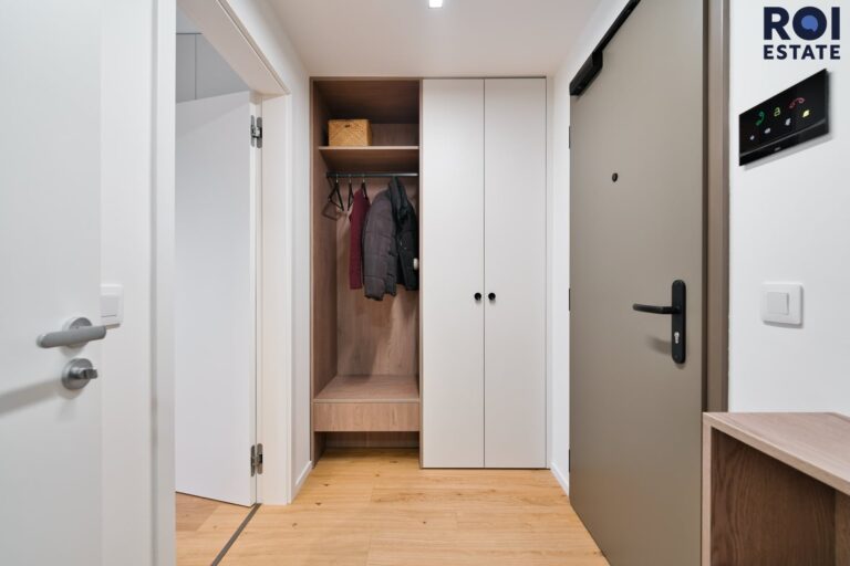 Pronájem designově vybaveného bytu 1+kk 39 m² s balkonem a garážovým stáním, Brno – moderní rezidence s wellness zázemím