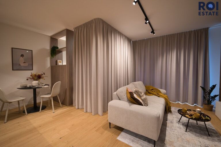 Pronájem designově vybaveného bytu 1+kk 39 m² s balkonem a garážovým stáním, Brno – moderní rezidence s wellness zázemím