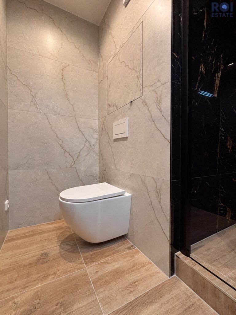 Designový a prosvětlený byt 1+kk s nádechem luxusu – Praha, Chodov