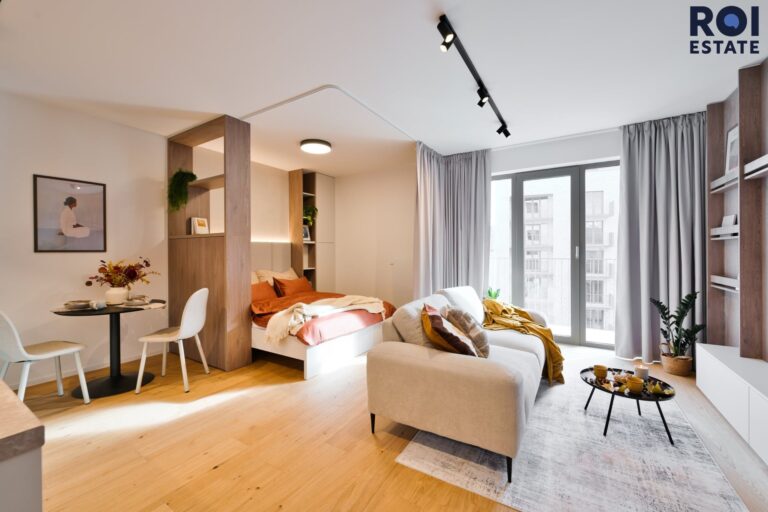 Pronájem designově vybaveného bytu 1+kk 39 m² s balkonem a garážovým stáním, Brno – moderní rezidence s wellness zázemím