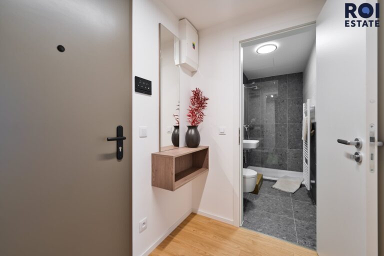 Pronájem designově vybaveného bytu 1+kk 39 m² s balkonem a garážovým stáním, Brno – moderní rezidence s wellness zázemím