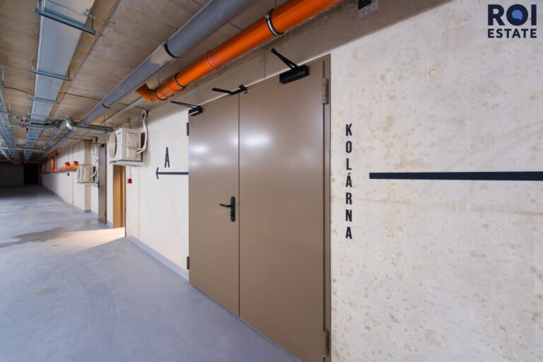 Pronájem designově vybaveného bytu 1+kk 39 m² s balkonem a garážovým stáním, Brno – moderní rezidence s wellness zázemím