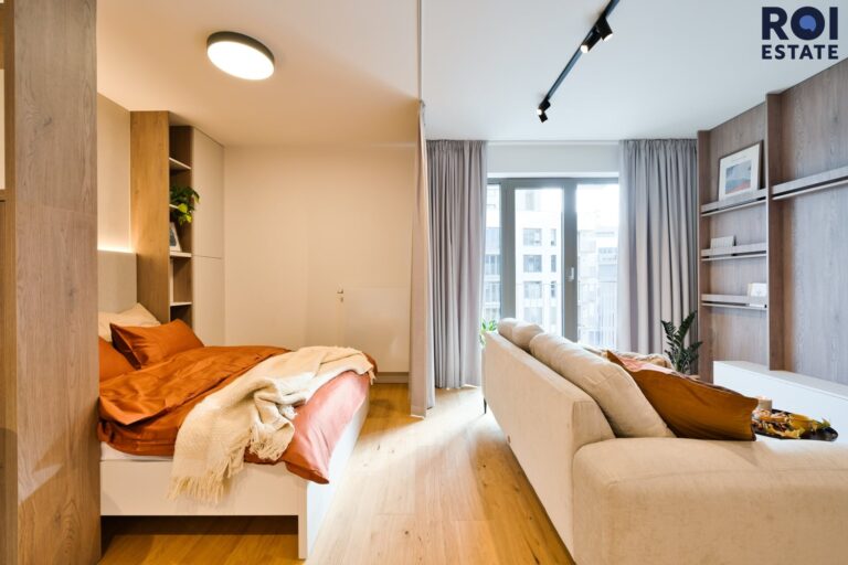 Pronájem designově vybaveného bytu 1+kk 39 m² s balkonem a garážovým stáním, Brno – moderní rezidence s wellness zázemím